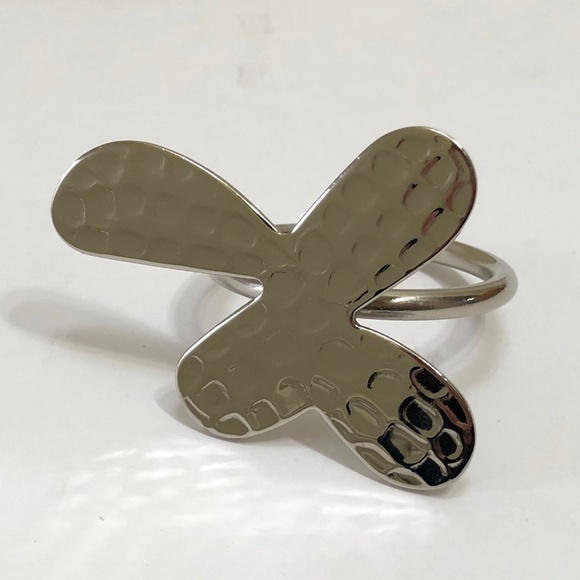 Set of 4 Neiman Marcus Hammered Metal Napkin Rings - Picture 4 of 7